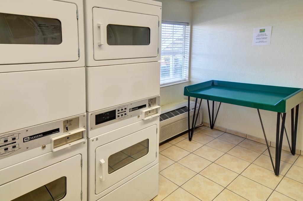 Intown Suites Extended Stay Houston Tx - Hobby Airport Екстер'єр фото